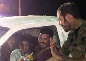 أمن الطرق »بـمركز رجامة» شمال حائل  يوزع فرحة العيد على العابرين بسياراتهم