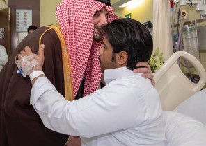 بالصور.. وزير الداخلية يزور رجال الأمن الذين أصيبوا أثناء تصديهم للهجوم الإرهابي في الزلفي