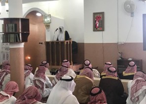 صور.. أمير عسير يصلي الجمعة خلف إمام النماص المطعون ويعزيه في وفاة والده