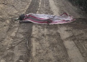 للمرة الثالثة.. جثة مغطاة لإفريقي على قارعة الطريق في “بيش” والشرطة تحقق