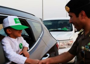 بالصور.. “المرور” يتفاعل مع اليوم الوطني بفعاليات وتقديم هدايا لقائدي المركبات