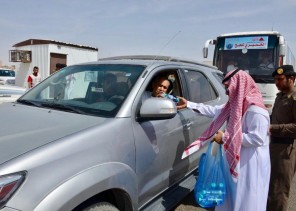 محافظة ضرية تواصل توزيع عبوات المياه المبردة على الحجاج