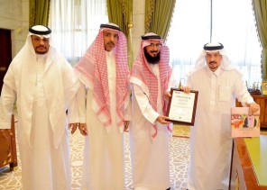 أمير منطقة الرياض يتسلم شهادة الآيزو 27001 بعد حصول الإمارة عليها