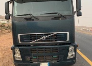 فيديو وصور.. الإطاحة بسائق شاحنة تخطى الرصيف بشكل مخالف بأحد أحياء الرياض