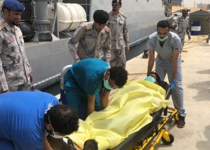 حرس الحدود يخلي مريض من على متن منصة عائمة في البحر الأحمر