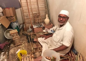 “مشارك في “الجنادرية” منذ 20 عاماً.. “العويشي” يعرض خبرة 60 سنة في صناعة “الأقفاص”