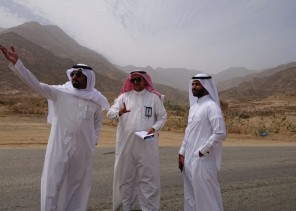 رئيس مركز عمود يعقد اجتماع بسعادة مدير فرع وزارة الاسكان بالمنطقة