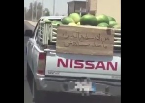 فيديو.. مواطن بالجوف يعرض البطيخ مجاناً لمن لا يستطيع دفع ثمنه