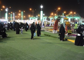 إقبالاً كبيراً على فعاليات مهرجان الزهور والبيئة بالرس