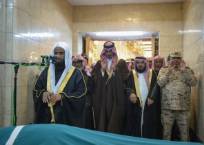 بالصور.. نائب أمير المدينة يؤدي صلاة الميت على شهيد الواجب العريف بالحرس الوطني متعب الحربي