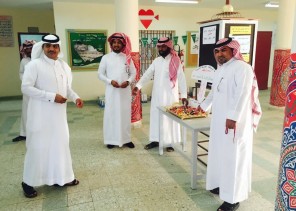 ثانوية ومتوسطة  “الوسعة” تستقبل طلابها في  أول يوم دراسي بالحلوى