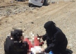ممرضة تسعف سيدة وابنتها تعرضتاً لحادث على طريق المدينة – مكة (صور)