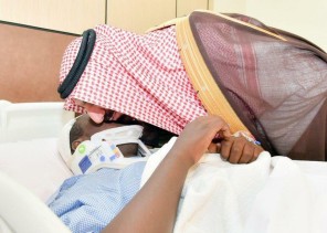 أمير نجران يزور جنديين من حرس الحدود أصيبا بالحد الجنوبي