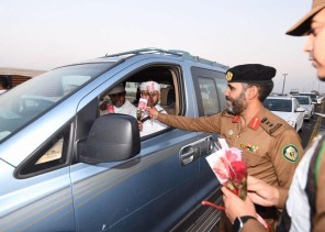 صور.. رجال المرور بالمدينة يستقبلون طلائع الحجاج بالورود والهدايا