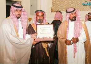 الشيخ رشيد ابن ضري يكرم مالك مربط الدواميك للخيل العربية الاصيله.