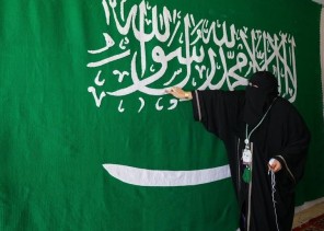بالصور.. مواطنة تصنع أكبر علم للمملكة من السدو تجذب به أنظار زوار مهرجان الجنادرية 33