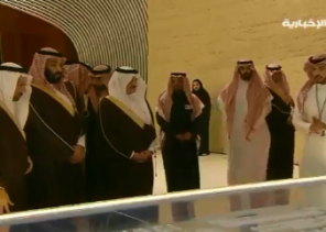 بالفيديو.. ولي العهد يمازح أحد الموظفين خلال تدشين مدينة الملك سلمان للطاقة