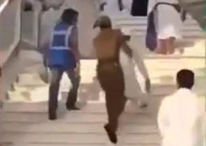 رجل أمن يحمل مسناً معاقاً لمساعدته على صعود الدرج بالمسجد الحرام (فيديو)