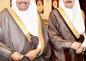 القناص يهدي أمير الشرقية إصداراته الشعرية