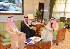 أمير منطقة الرياض يستقبل مدير جامعة الملك سعود وأمين عام لجنة شباب منطقة الرياض الاستشارية