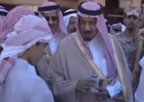 فيديو قديم يوثق ممازحة الملك سلمان لتاجر حطب بحوطة سدير قبل نحو 15 عاماً