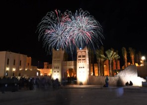 آلاف الألعاب النارية تزين سماء الجنادرية
