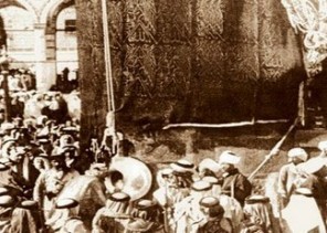 “الطوافة” مهنة حُفظت لأهل مكة.. فمن هم المطوفون وما المهام التي يقومون بها؟