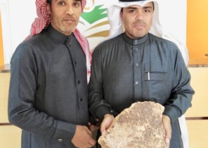 شابان يسلمان آحجار أثرية بنقوش تاريخية لسياحة الشمالية