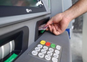 “بنك محلي” يُدشن خدمة السحب النقدي من صرافاته دون الحاجة إلى إدخال البطاقة
