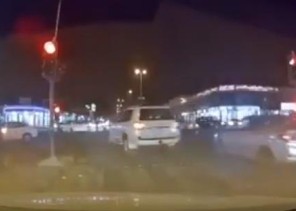 شاهد.. لعدم وجود “ساهر”.. قائدو مركبات يتجاوزون إشارة ضوئية مسببين ربكة مرورية