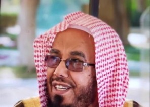 فيديو طريف لشخص يقلد الشيخ “المطلق” في حضوره.. والأخير يعلق