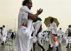 في مشهد مهيب وغاسلة للذنوب.. أمطار الرحمة تهطل على عرفات