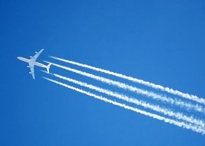 بالفيديو.. “الطيران المدني” يوضح ماهية الخطوط البيضاء خلف الطائرات المحلقة على ارتفاعات عالية