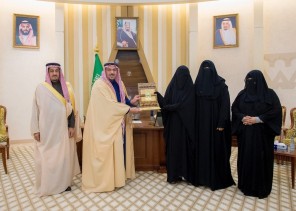 أمير القصيم يكرم الجندي أول “بشاير الرشيدي” لتميزها في أداء عملها