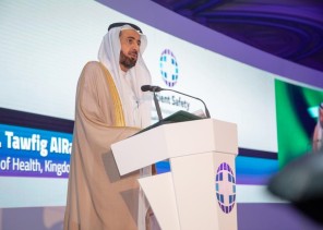 وزير الصحة يعلن إطلاق تطبيق الاستشارات الطبية للتواصل المرئي