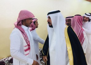 محافظ الحائط ينقل تعازي سمو وزير الداخلية و أمير حائل ونائبه لذوي رجل أمن شرطة فيضة أثقب