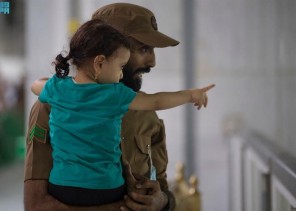 صور لطيفة لجندي وطفلة في رحاب بيت الله الحرام