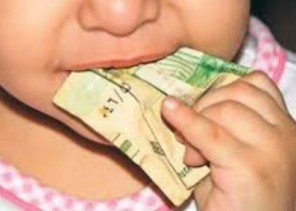 تحذير من أمراض تنتقل عن طريق العملات الورقية.. وهذه نصيحة لتجنبها