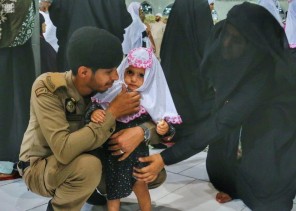 صور ترصد مواقف جميلة لرجال الأمن تجاه ضيوف بيت الله الحرام