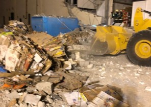 مدني الرس يباشر حادث سقوط جدار أحد الأسواق التجارية