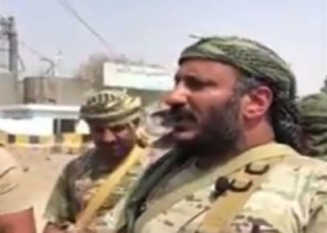 شاهد.. العميد طارق صالح يظهر وسط مدينة الحديدة.. ويشارك في معارك التحرير