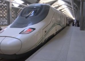شاهد.. حجاج يُسافرون بالقطار السريع من المدينة إلى مكة لأول مرّة يروون التجربة