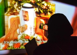 الزوار يتنافسون على توثيق رحلتهم بمعرض “الفهد.. روح وقيادة” عبر الأجهزة الذكية