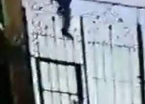 شاهد بالفيديو.. لص يتسلق منزل مواطن بمكة في عز الظهر والرعب “سمّر” العائلة