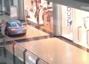 شاهد.. مواطن ثري يستأجر مول بالكامل في الرياض ويتجوّل فيه بسيارته الفارهة