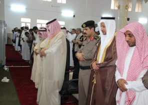 محافظ صامطة “زعلة” يتقدم المصلين في صلاة عيد الفطر المبارك
