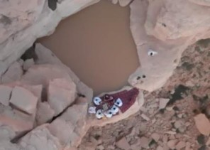 شاهد.. شبان يفطرون على حافة صخرية شاهقة في جبال طويق