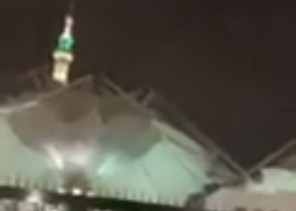 ختمة القرآن في المسجد النبوي تحت الأمطار الغزيرة (فيديو)