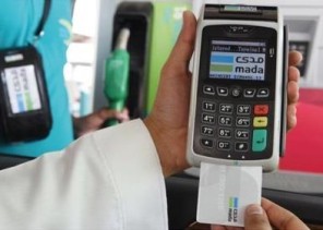 5 أيام لإلزام محطات الوقود بتوفير أجهزة “مدى”.. والمحطات تحمل البنوك مسؤولية تأخر تركيبها