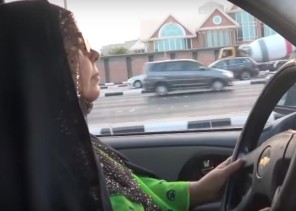 مواطنة سبعينية من القطيف تحصل على رخصة لقيادة السيارة (فيديو)